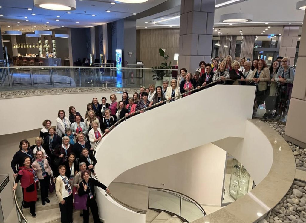 17. kongres Hrvatskog društva za internističku onkologiju - sudionici na hodniku